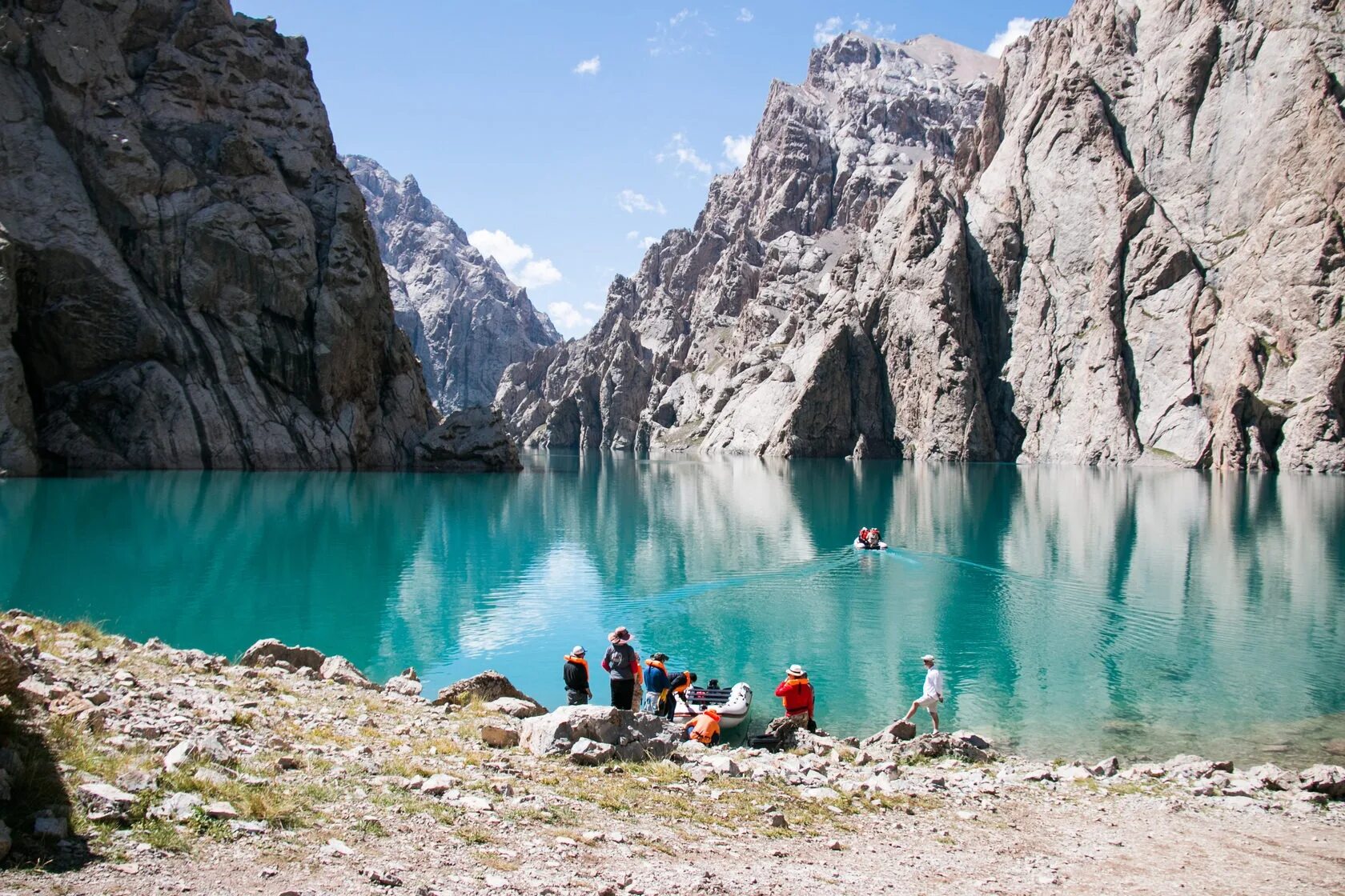 Это озеро привлекает туристов. Озеро Кель-Суу Киргизия. Озеро Кель Суу. Киргизия озеро коль Суу. Кыргызстан озере Кеель Суу.