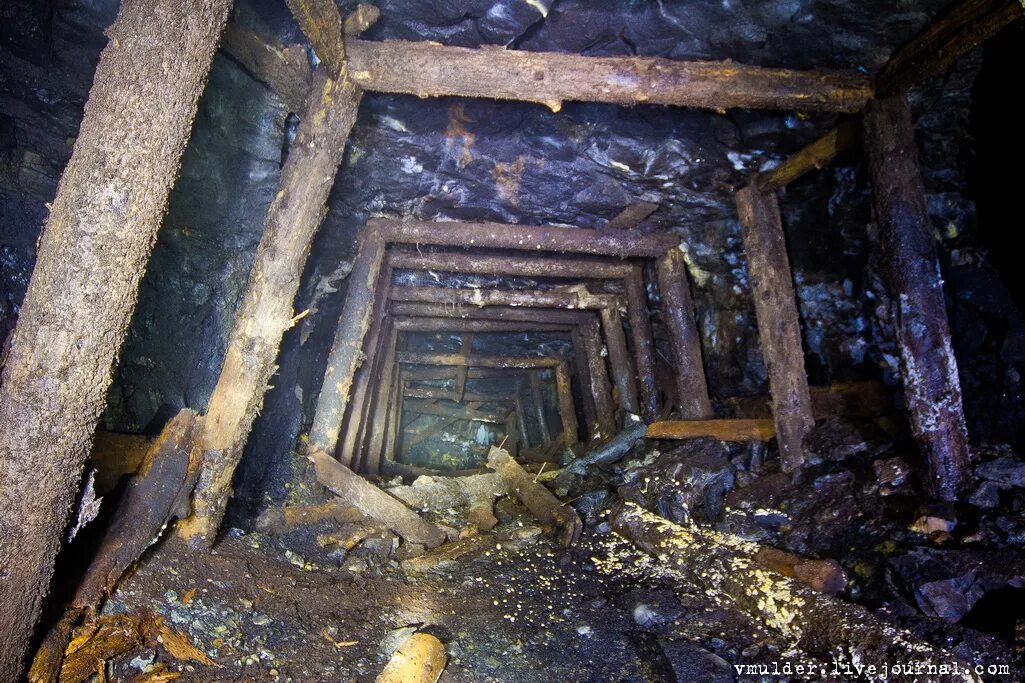 Рудник 3. Заброшенный ствол шахты. Сеймчан рудник имени лазо. Шилово исетский рудник. Рудник нижний тагил.