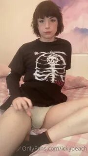 Ashley aka ickyy aka ickypeach onlyfans Cute young lady shows big tits.