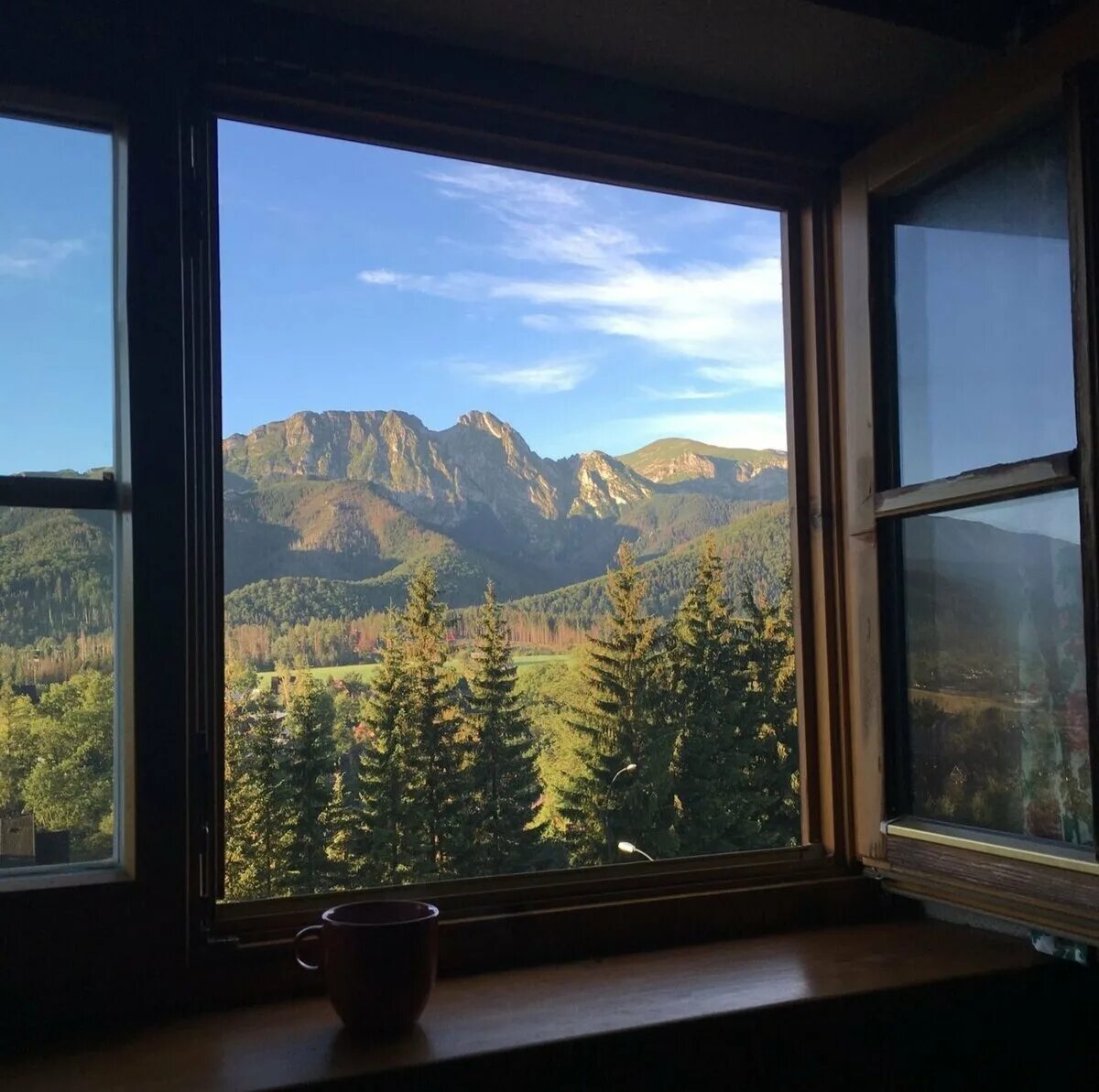 Видишь в домашних условиях. Красивый вид из окна. Вид из окна на горы. Окно с красивым видом. Пейзаж в окне.