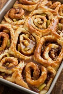 Булочки с яблоками и корицей в духовке