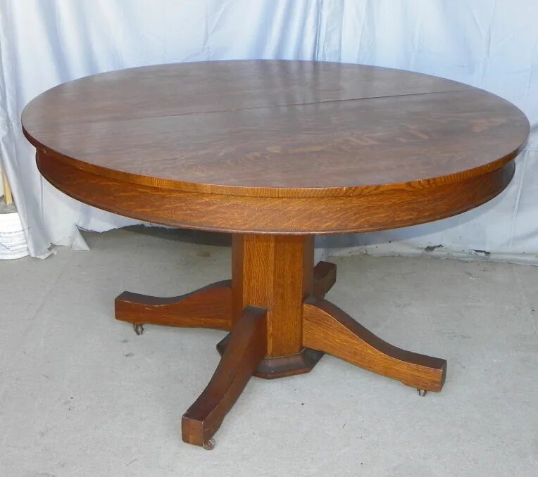 Купить круглый в омске. Круглый деревянный стол. Старый деревянный круглый стол. Стол круглый дерево. Круглый дубовый стол.