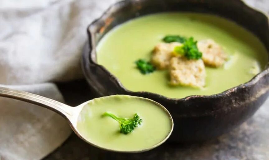 Пюре из брокколи и картофеля. Суп пюре из брокколи и картошки. крем-суп из брокколи со сливками. грибной суп с брокколи. супы-пюре из брокколи с белым соусом.