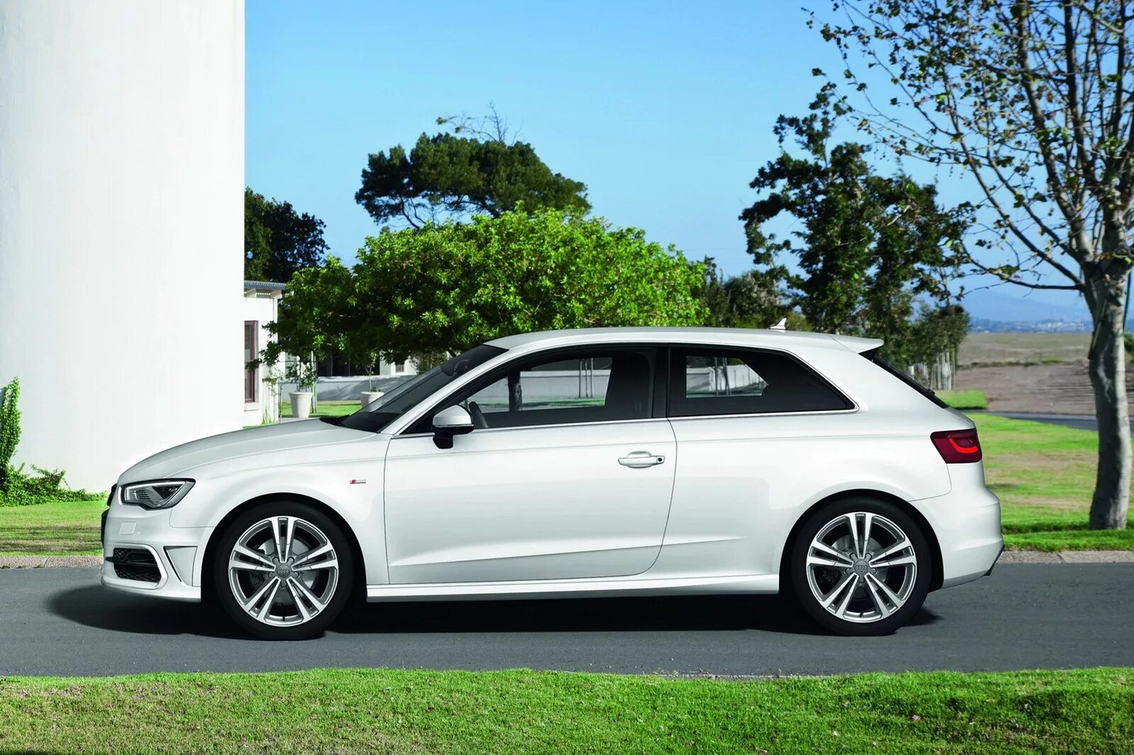 Ауди а3 2013 года. Ауди а3 2013 хэтчбек. ауди а3 белая. audi a3 сбоку. audi a3 sedan 2012 white.