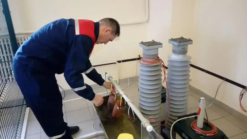 Испытания диэлектрических. Испытание диэлектрических перчаток. ванна для испытания диэлектрических перчаток. стенд для испытания перчаток диэлектрических. емкость для испытания диэлектрических перчаток.