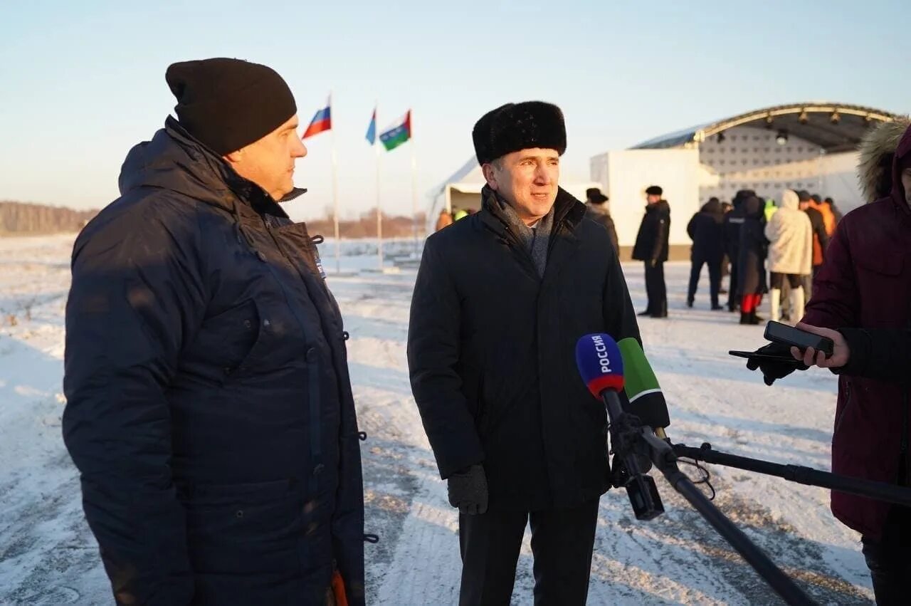 Тобольск события сегодня. Ханты-мансийск тобольск. ханты-мансийск люди. дорога тюмень ханты-мансийск.