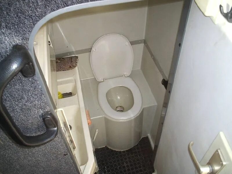 Куплю туалет б у. Автобус Неоплан биотуалет. Туристический автобус с туалетом. Туалет в автобусе. Биотуалеты в автобусах.