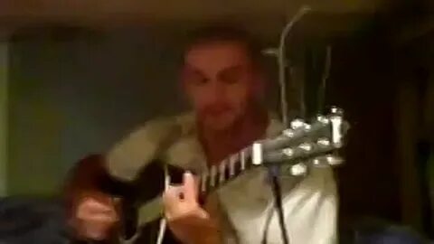 Зона поет песни