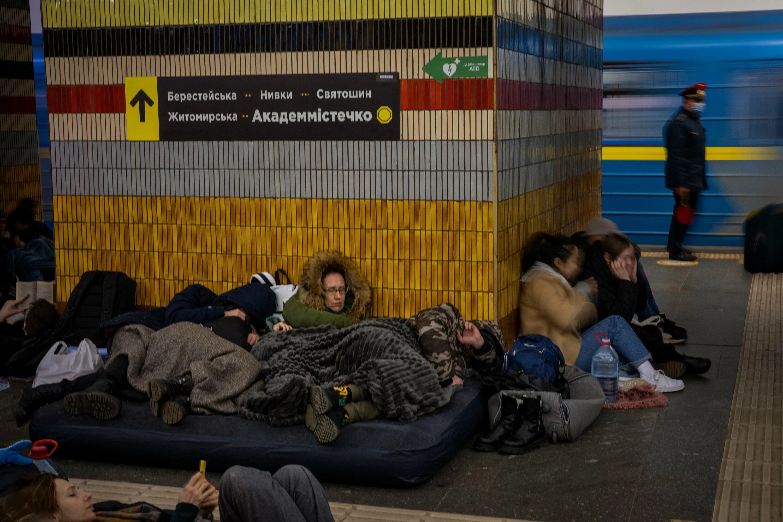 Люди в метро. Украинцы ночуют в метро. Украинцы сидят в метро. Как живут люди в харькове