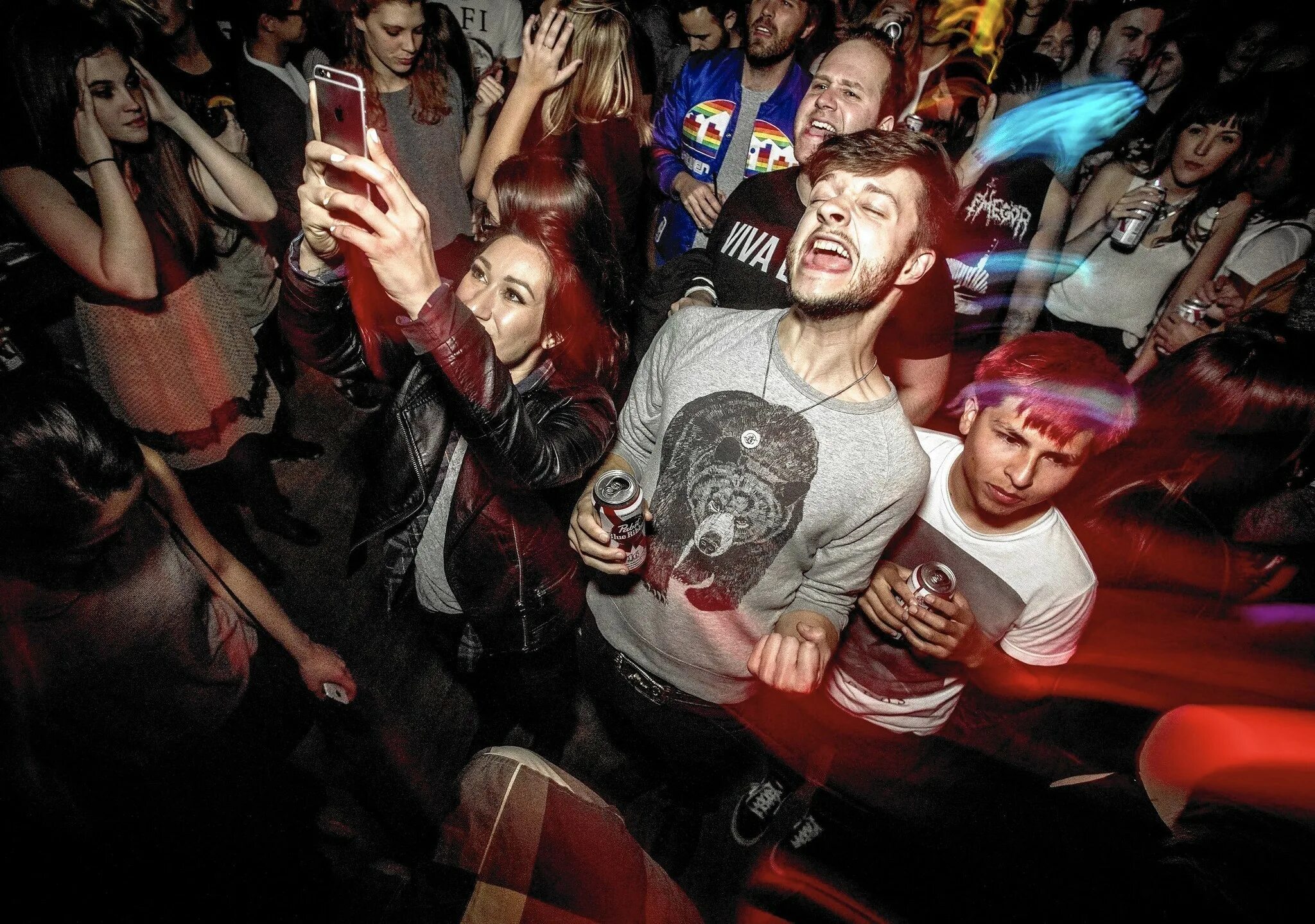 ненавижу тусовки. вечеринка прикол. Andy panda фото с собакой репер. это вечеринка отстой я ненавижу этих людей. дискотечные заведения.