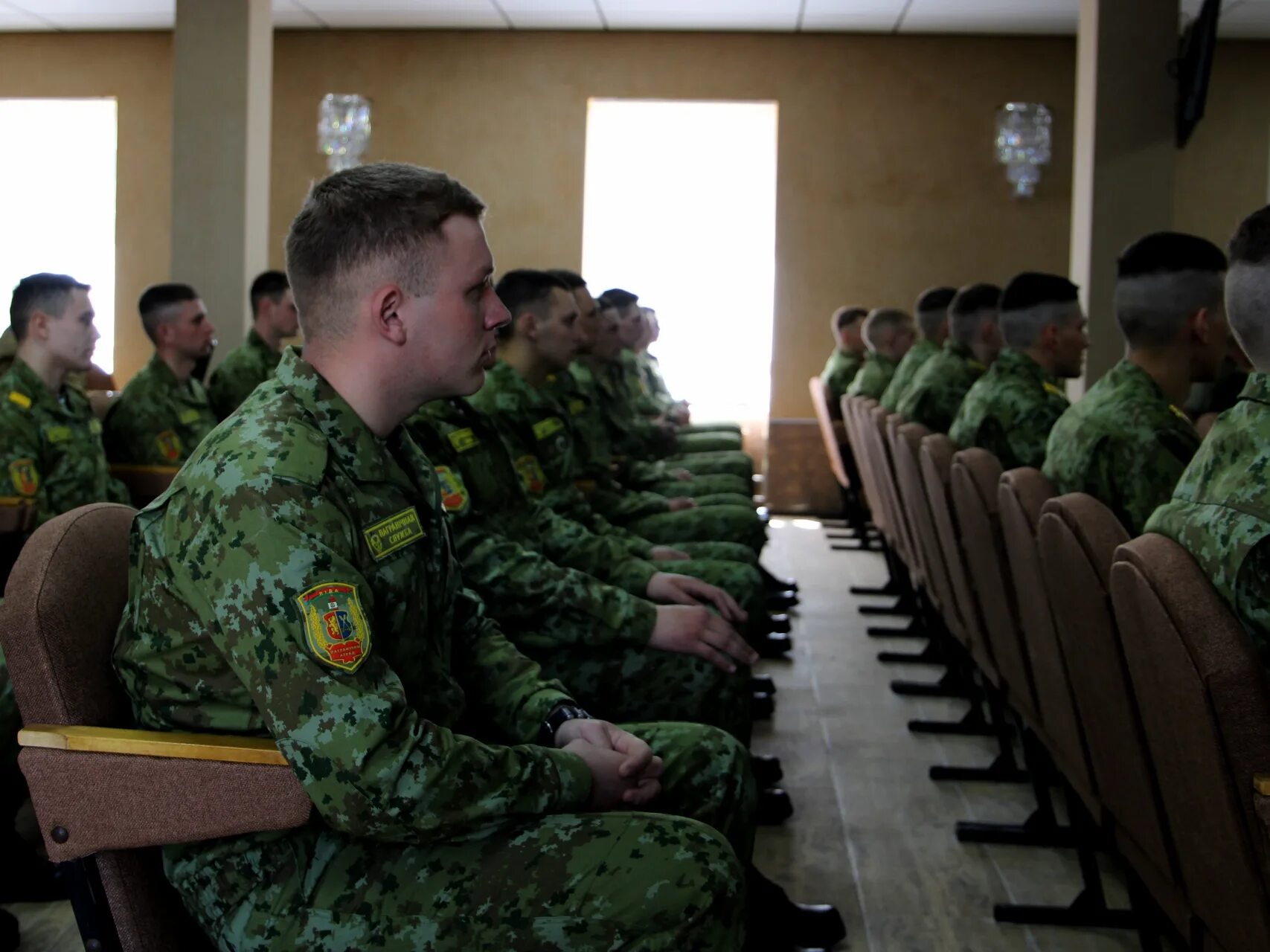 Чествовать солдата. Солдат. Военное фото мать и сыновья. День неизвестного солдата мероприятия. Чествовать солдата.