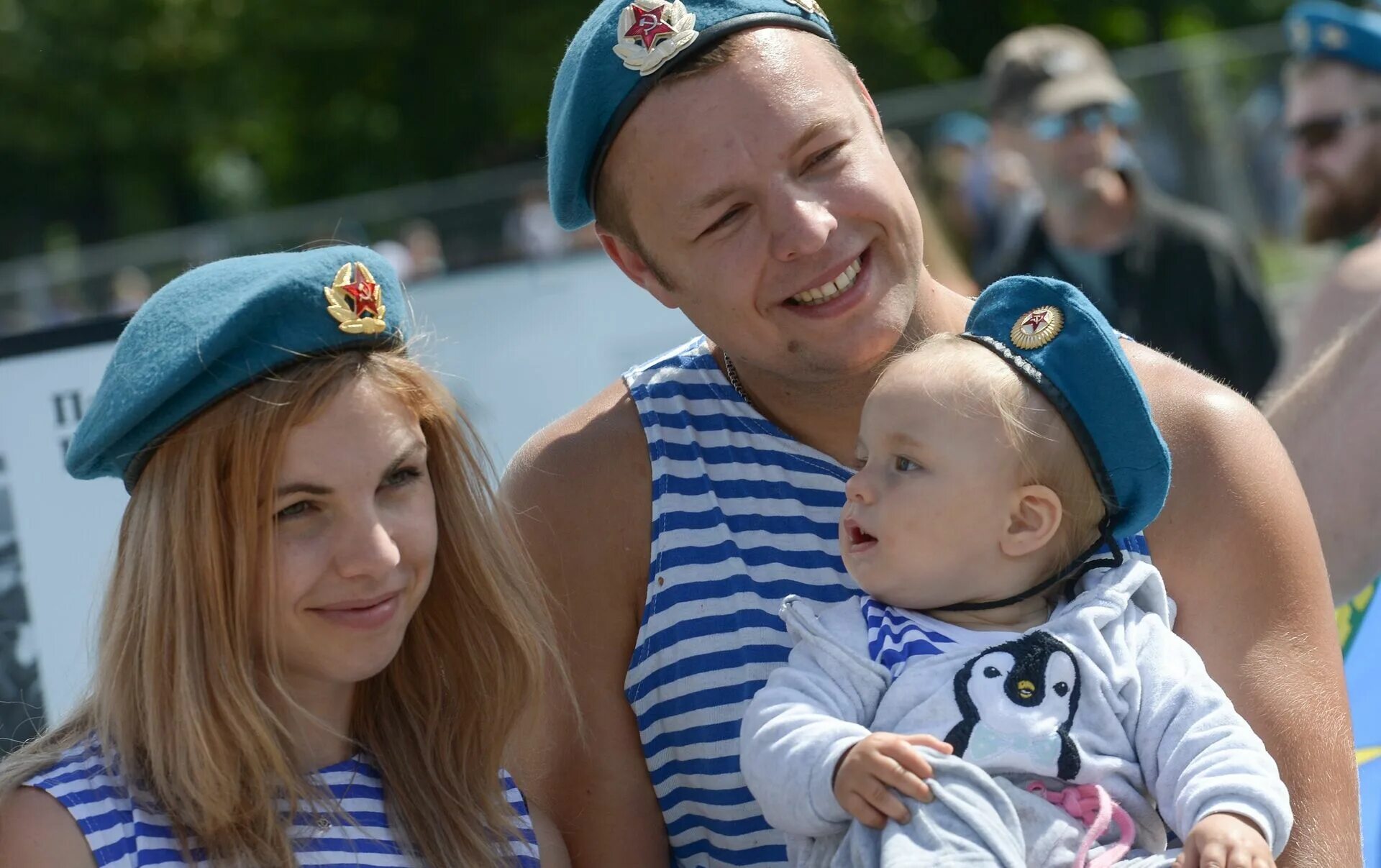 Военная семья. Семья военного. Семья десантников. Десантник для детей. Семья военнослужащего.