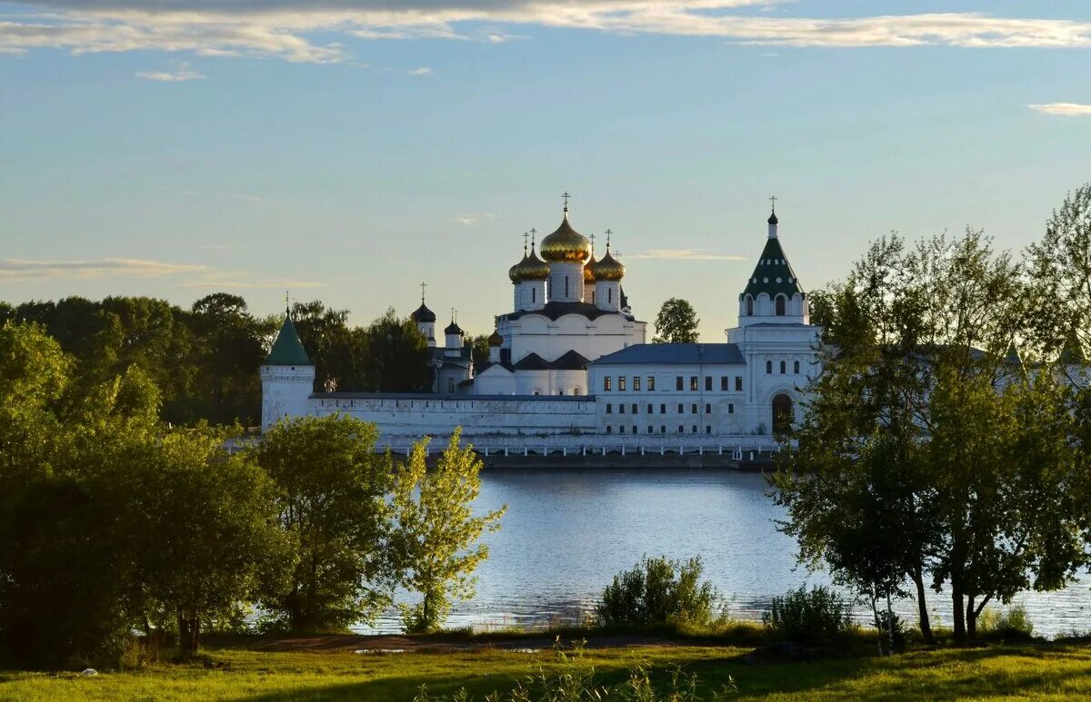 Ипатьевский монастырь сайт. Ипатьевский монастырь Кострома. Свято-Троицкий Ипатьевский монастырь. Свято-Троицкий Ипатьевский мужской монастырь города Костромы. Костромская область Ипатьевский монастырь.