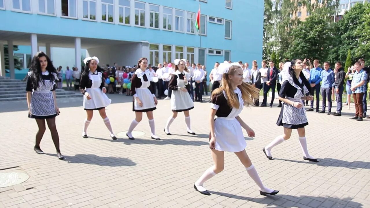 Танец выпускников. Электронный Солигорск выпускной в школьной форме. Последний звонок 2017.