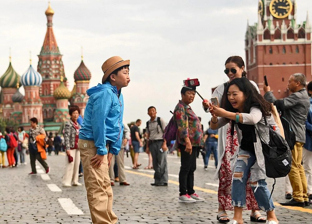 Пребывать за границей. Туристы в России. Иностранные туристы в России. Туристы на красной площади. Китайские туристы.