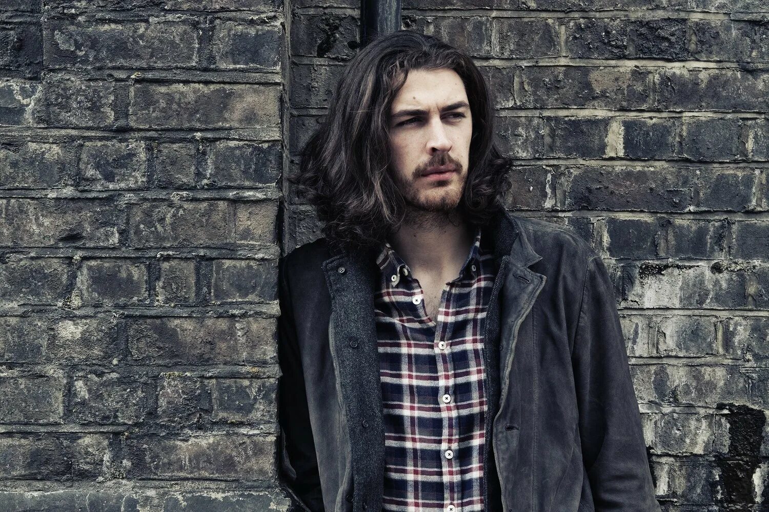 Hozier song перевод. Hozier. эндрю хозиер. take me to church хозиер. ирландский певец hozier.