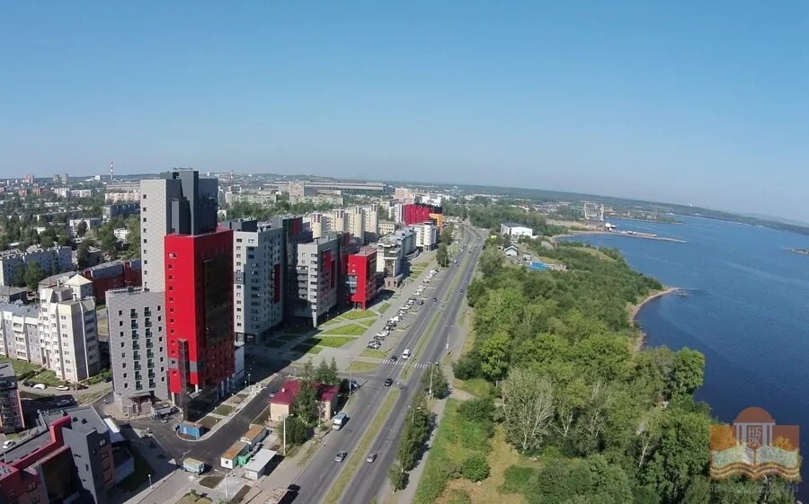 Плотная парковка во дворе в обмен на хороший вид: как живется на набережной Варк