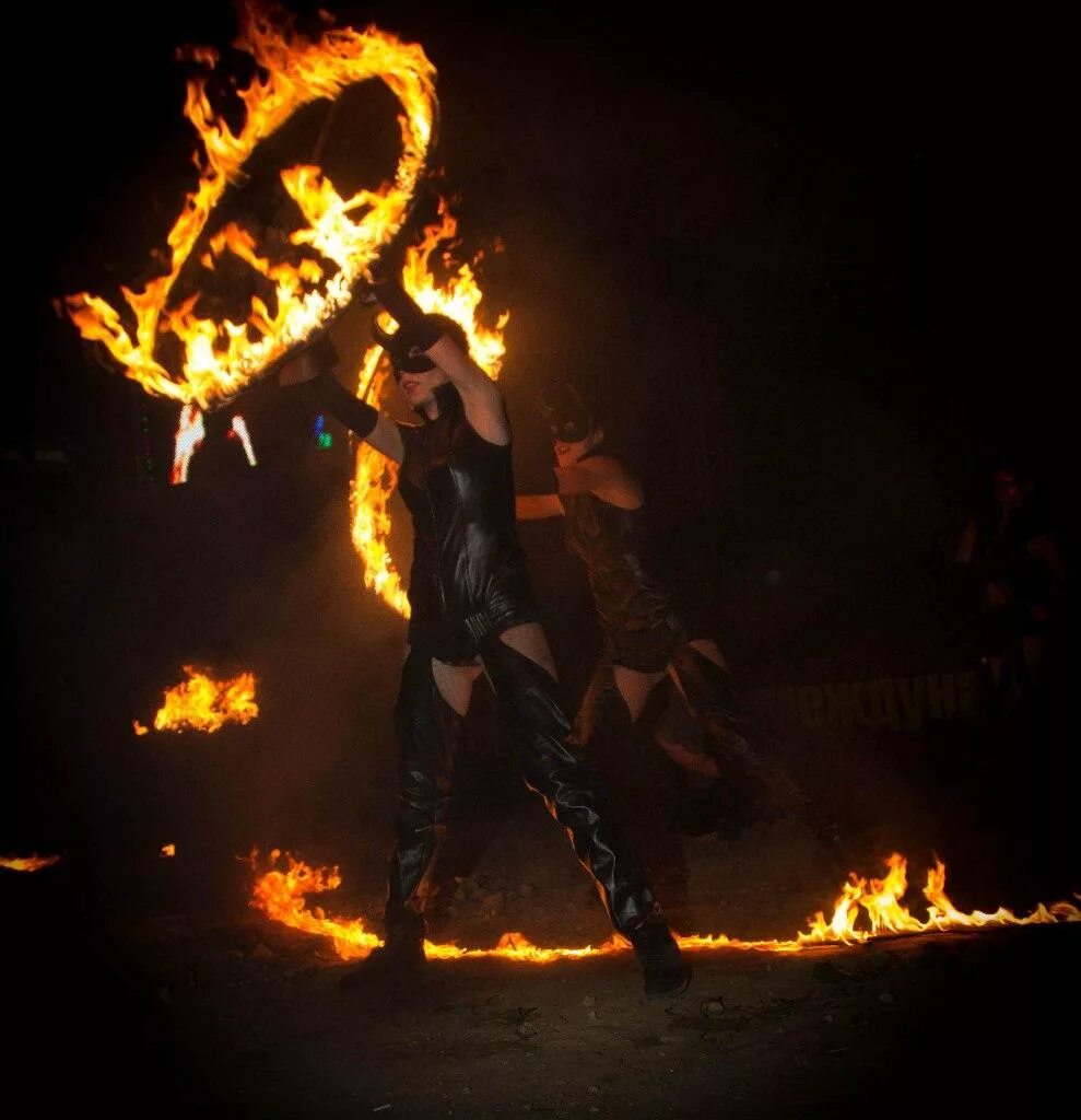 Казино с огненными шарами. Фаер шоу для детей. Рулетка фон. Фаер шоу изо рта. Карты казино в огне.