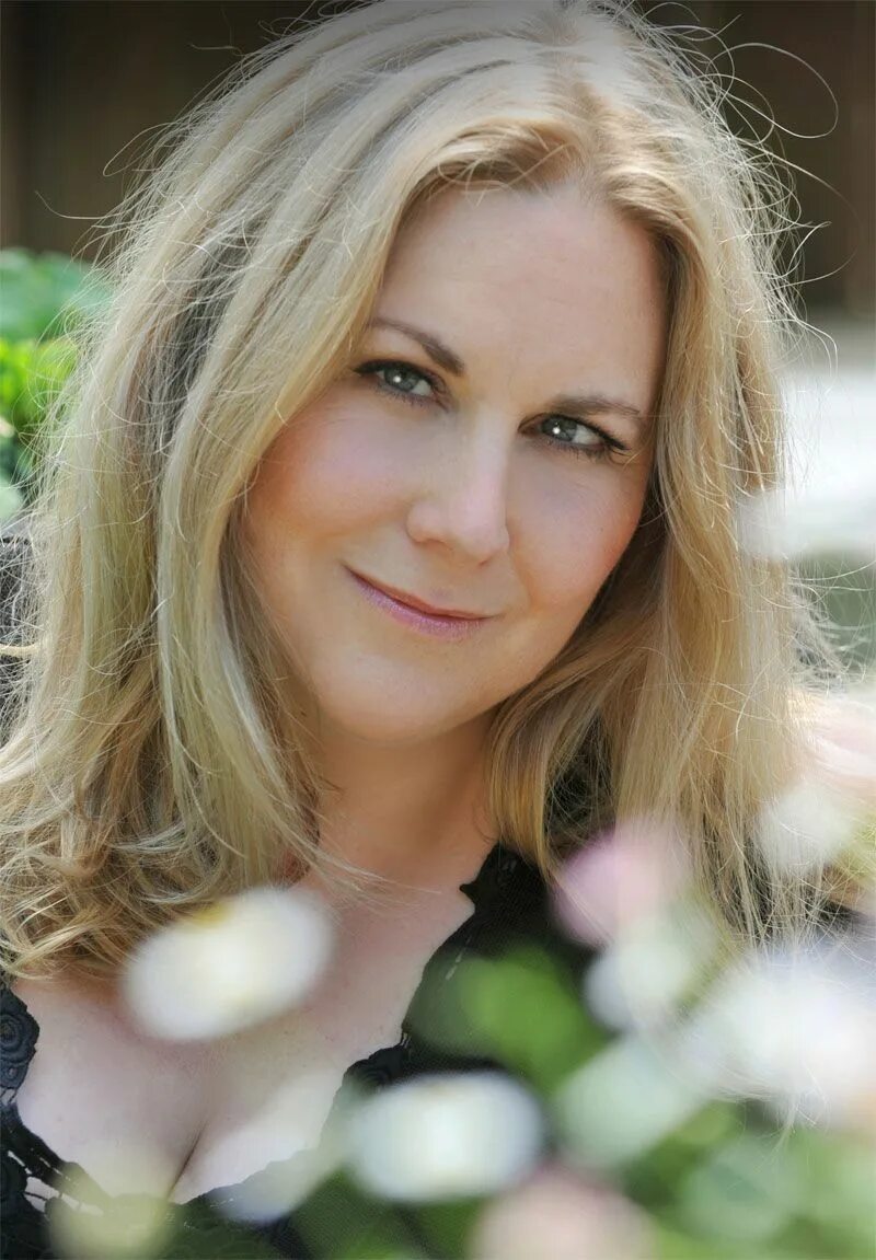 Фрауке шойнеманн. Немецкий писатель корнелия функе. Сандра гримм немецкая писательница. Анна зегерс. Немецкая писательница.