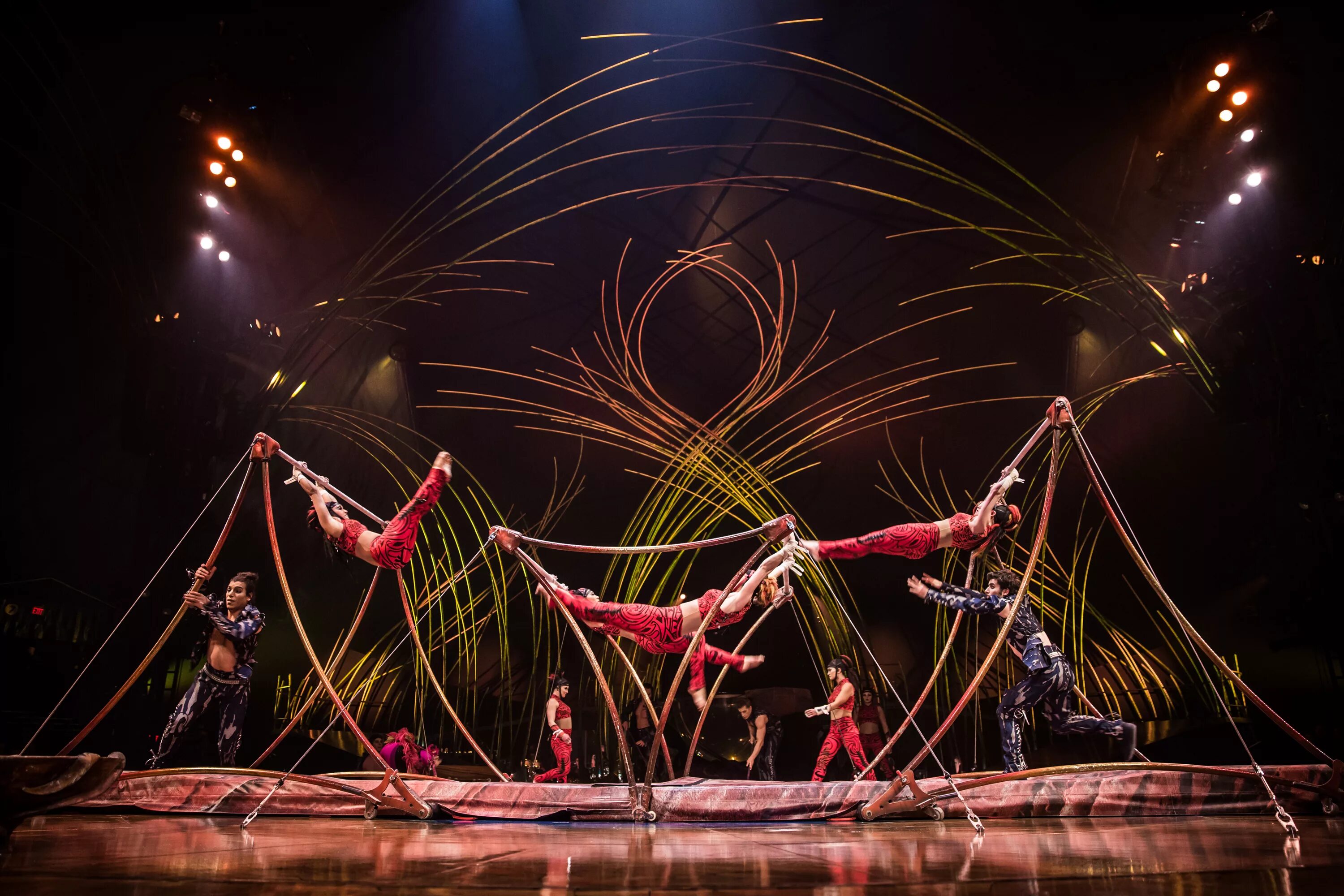 цирковое искусство. цирк дю солей казань. цирк дю солей костюмы. париж цирк буглион. цирк шапито дю солей.