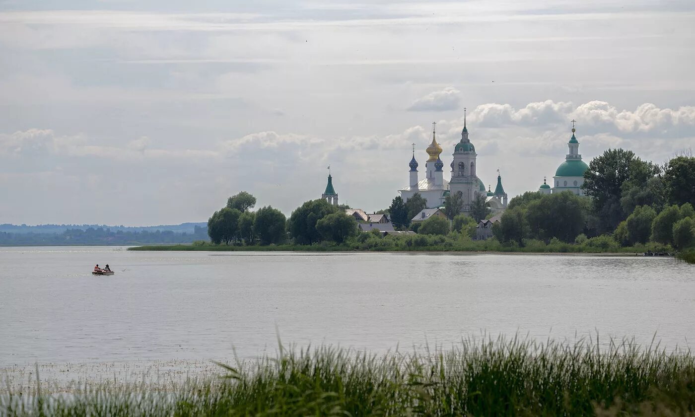 На берегах озера неро между москвой. Озеро Неро Ростова Великого. Ростов Великий набережная озера Неро. Озеро Неро Ярославская область. Ростов Ярославская область озеро Неро.