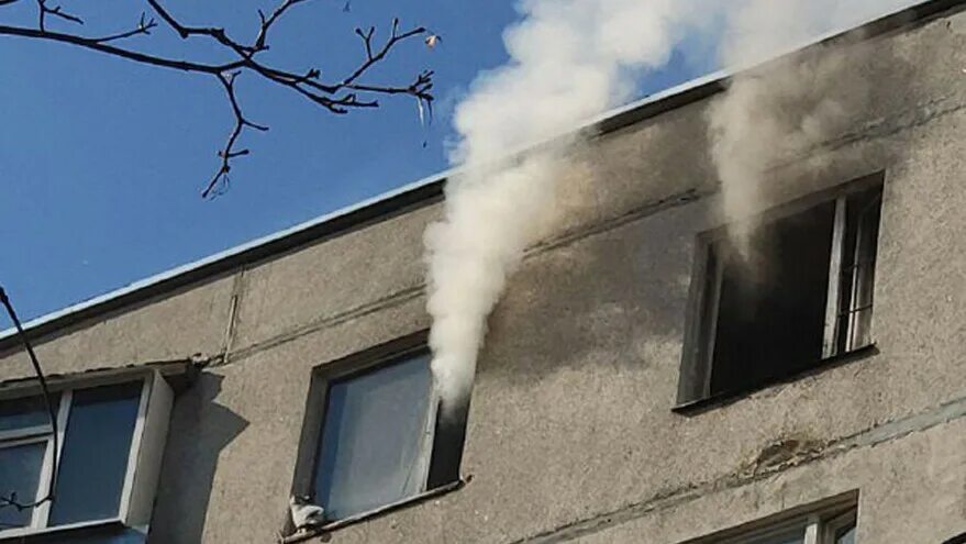 Сильный запах дыма. Задымление в квартире. Дым из окна. Дым из квартиры. Задымление здания при пожаре.