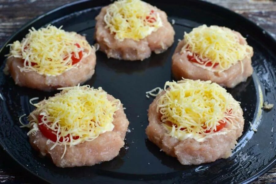 Фарш в духовке с сыром и помидорами. Гнёзда из фарша с сыром и помидорами. гнездышки» с сыром и помидорами». гнёзда с фаршем в духовке с сыром и помидорами в духовке. мясные гнезда.