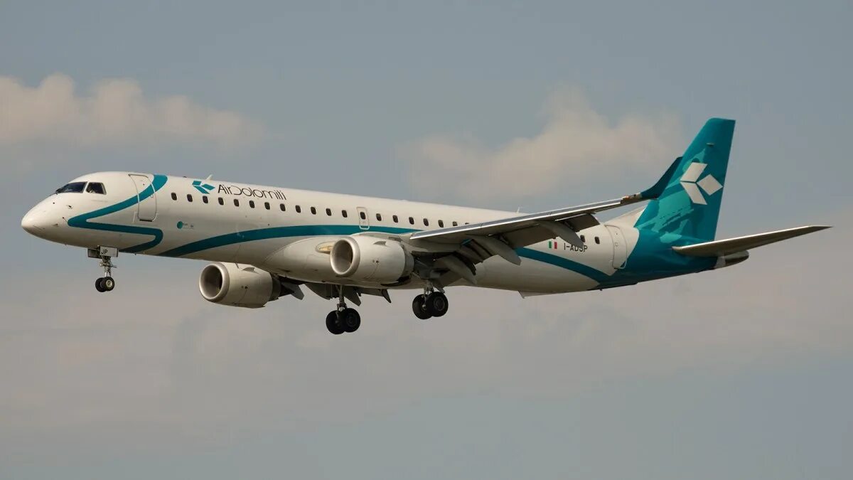 Embraer emb 195. Embraer 195lr. embraer 195. эмбраер 195 джет. emb 195.