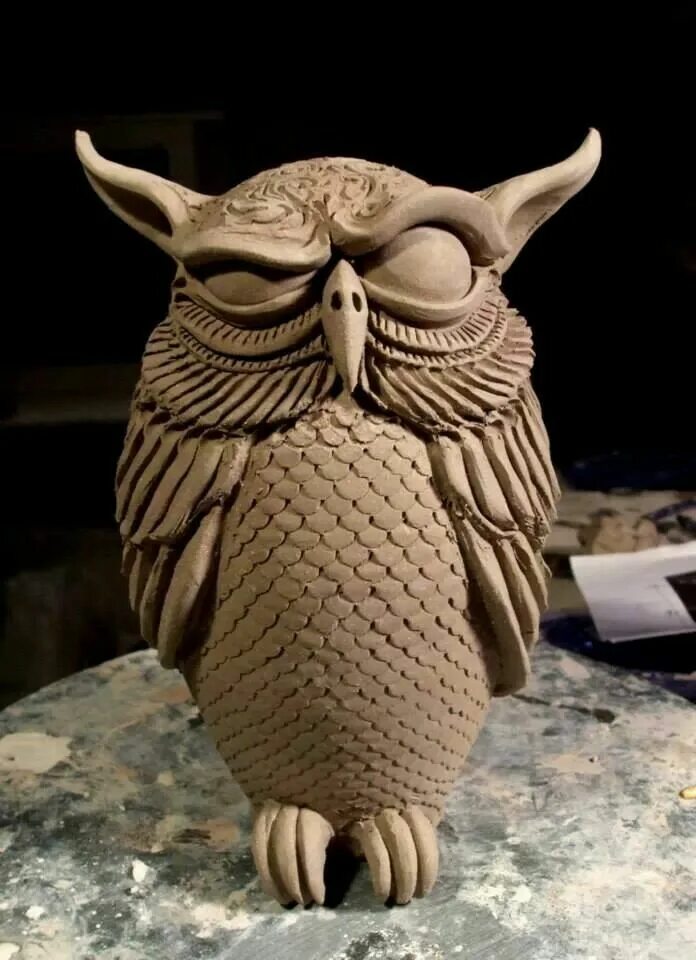Сова из глины. Сова фигурка из глины. скульптура совы из глины. глиняная фигурка совы.