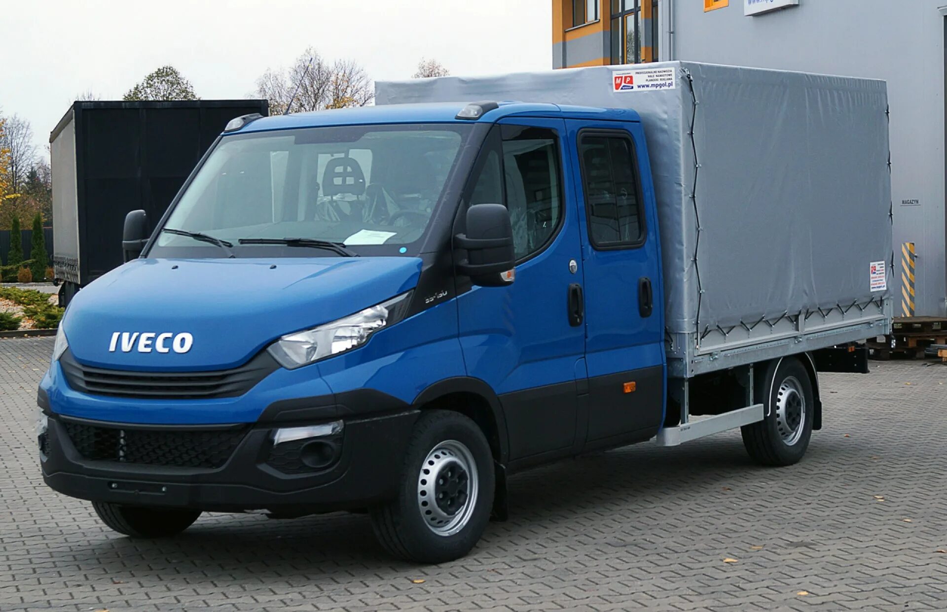 Ивеко дейли 2018. Ивеко Дейли 35s15. Iveco Daily бортовой. Ивеко Дейли бортовой двойная кабина. Iveco Daily 35s15/e4.