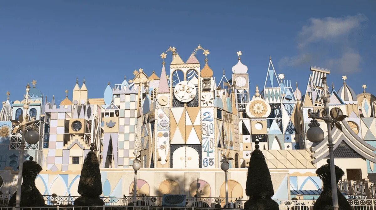 «Маленький мир» (it’s a small World) Диснейленд. Это маленький мир Диснейленд. Диснейленд аттракцион маленький мир. It s a small World Disneyland заключëнные. This is small world