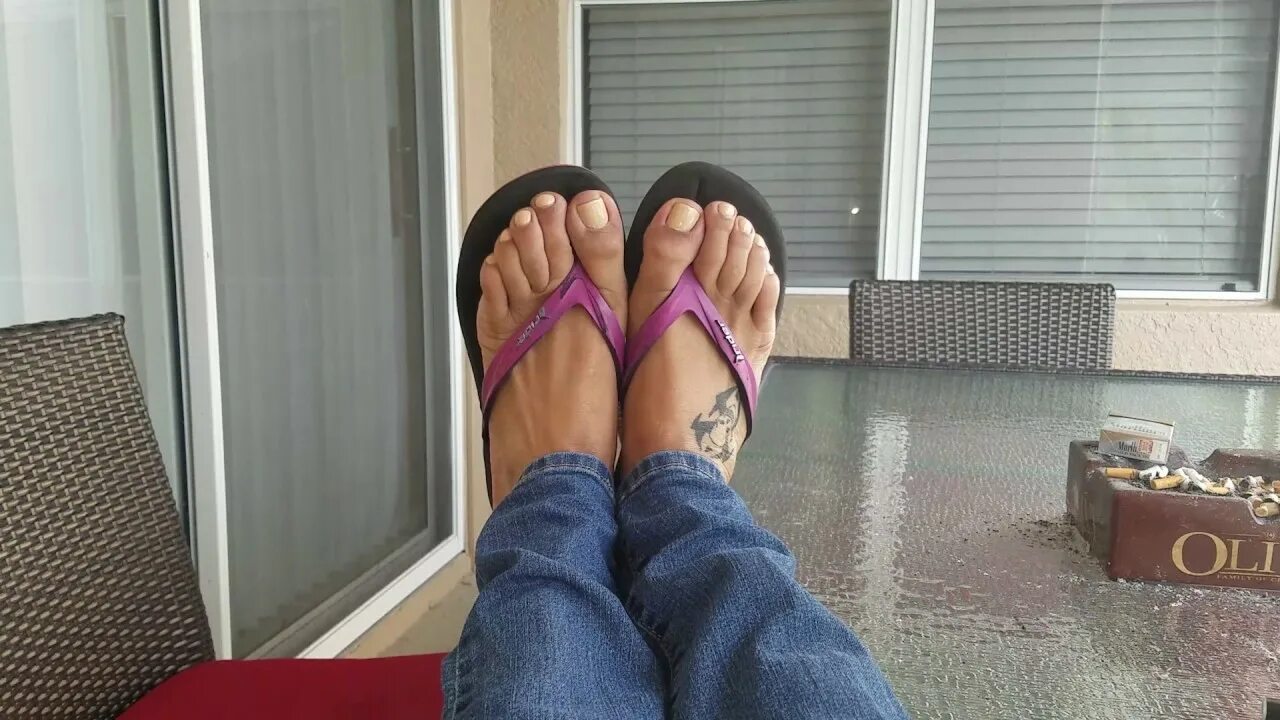 Feet vids. Кроссдрессер feet. Vlogger feet. Кроссдрессер ступни фетиш. Flip Flops and Jeans.