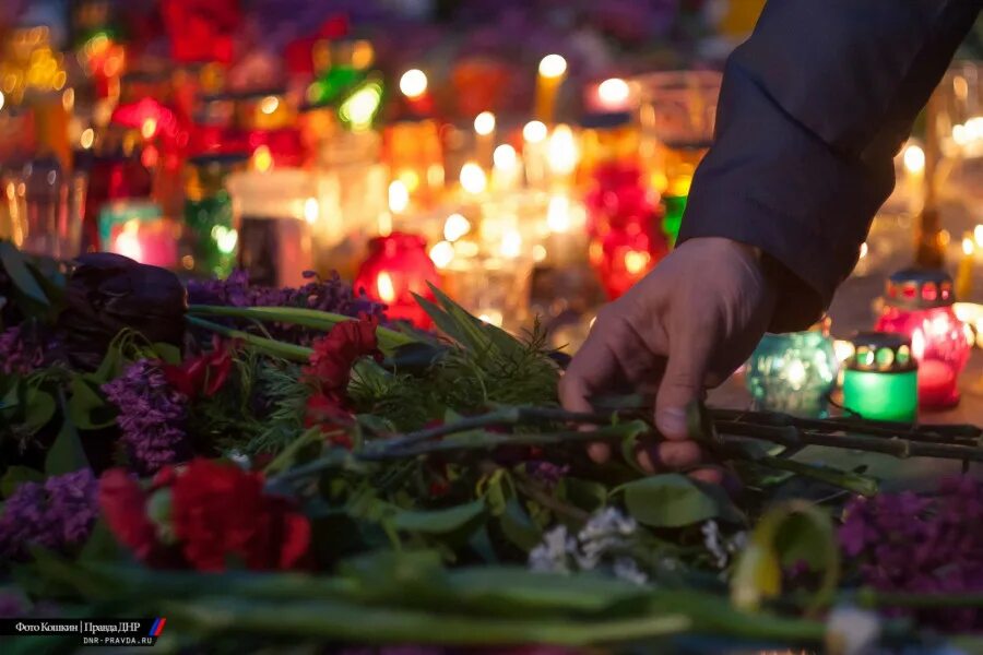 Память 2 мая. Дом профсоюзов в Одессе 2 мая 2014. Одесса 2 мая дом профсоюзов. Одесса 2014 дом профсоюзов. Память жертв Одесса дом профсоюзов.