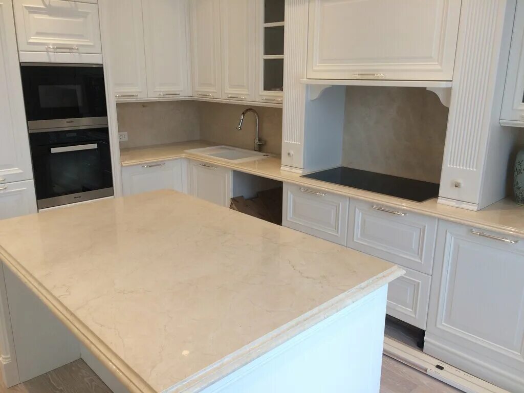 светло бежевая столешница. бежевая кухня с темной столешницей. столешница для кухни мрамор. светло бежевая столешница. фартук для бежевой кухни.