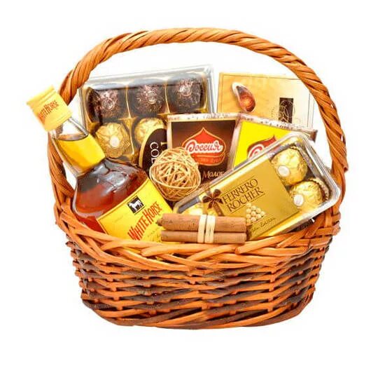Подарочная корзина на 23 февраля. Корзинка с продуктами подарочная. Продуктовая корзина на 23 февраля мужчинам. Букет на 23 февраля в корзине. Подарочная корзинка на 23 февраля.