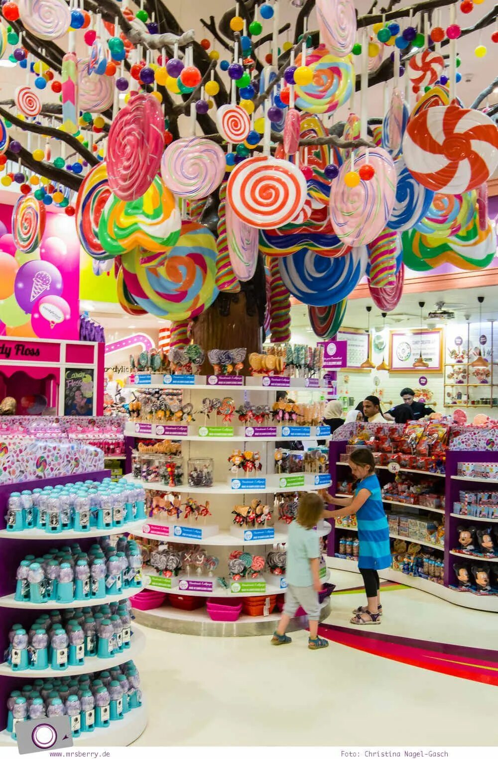 Candylicious Дубай. Candylicious Дубай Молл. Дубай Молл магазин сладостей. Dubai Mall магазин сладостей. Большой магазин сладостей