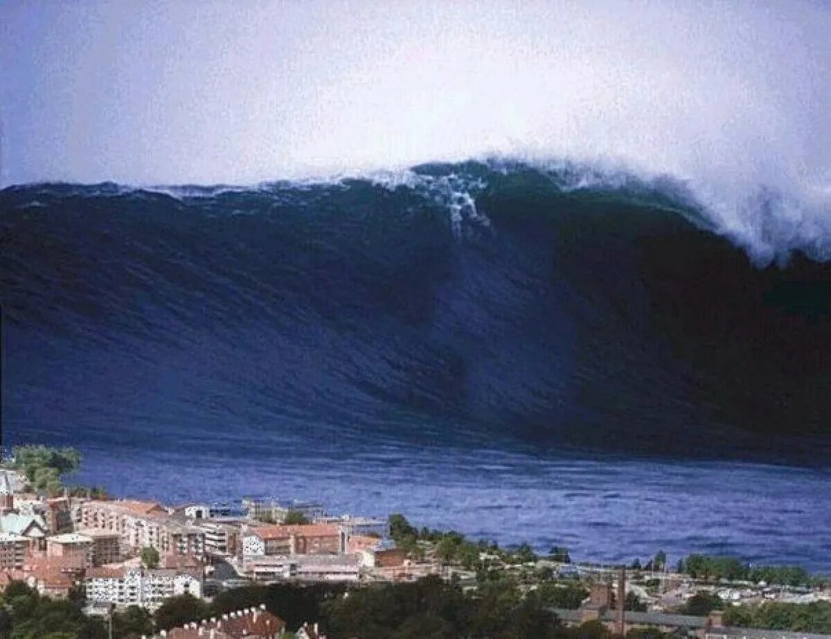 Волны огромные страшные. Ишигаки ЦУНАМИ. Остров Ишигаки 1971 год волна. Волна 85 метров в Японии Ишигаки. Волна 40 метров ЦУНАМИ Япония.