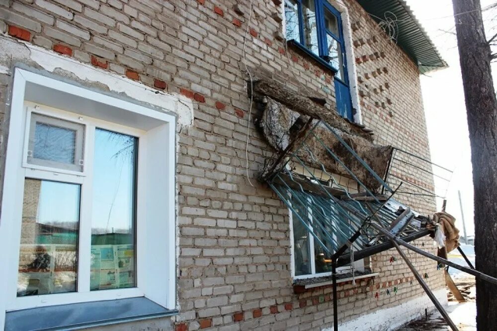Можно ли вытряхивать с балкона. Обвалился балкон. развалился балкон. отвалился балкон. обрушение балкона.