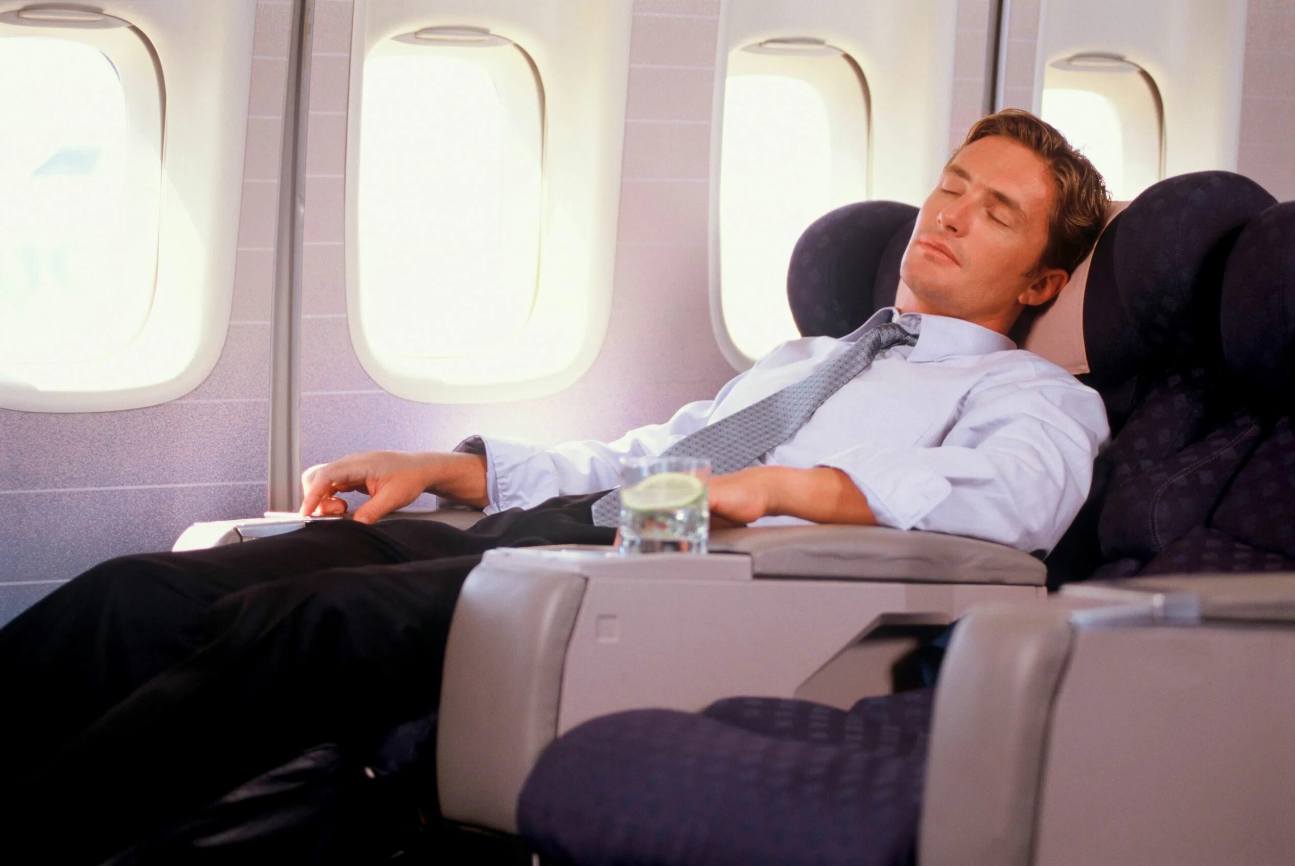 Man on the plane. Man sleeping on Airplane. Джетлаг в повседневной жизни. Sleep in plane. I get on the plane