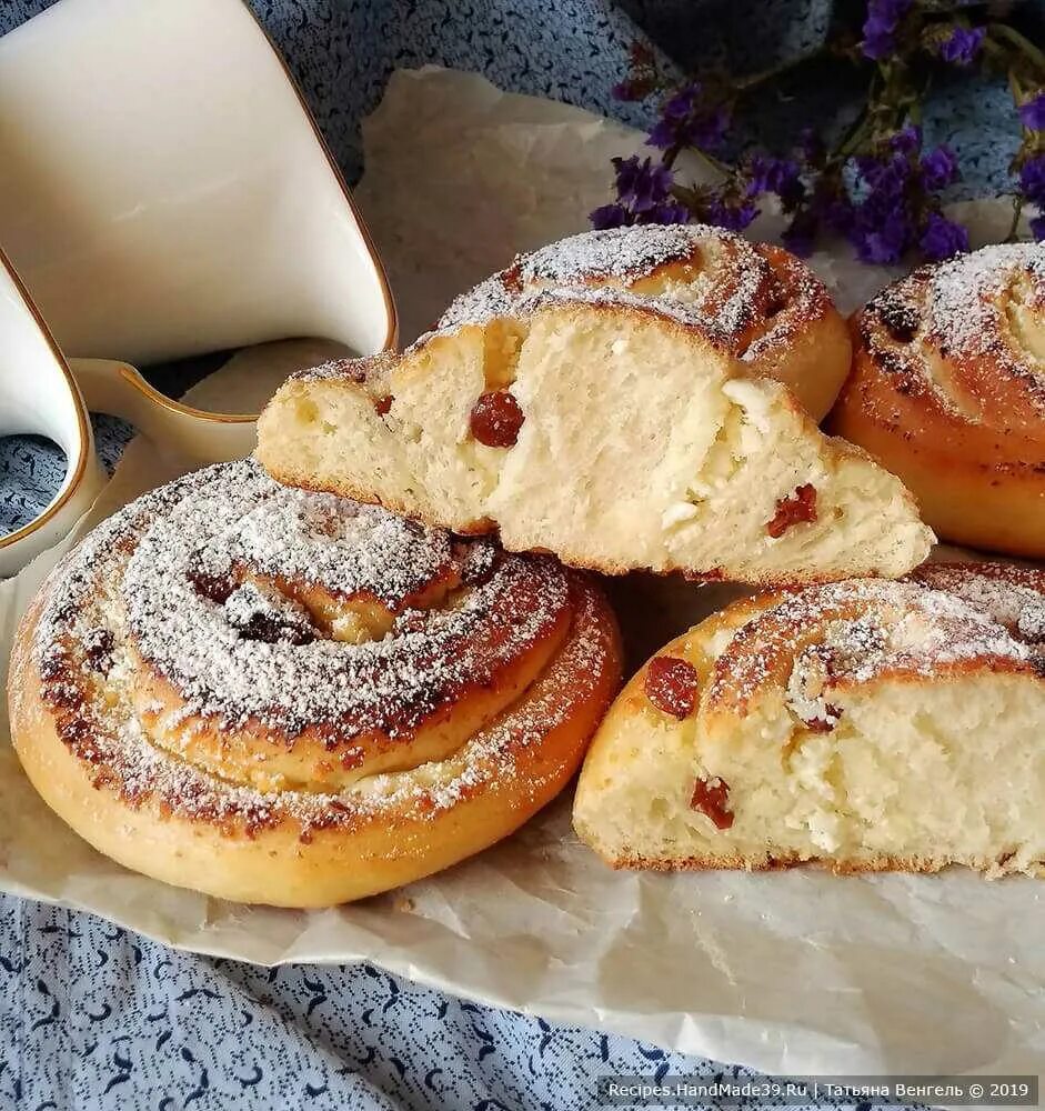 Выпечка с творогом рецепт пошагово. Вкусная выпечка. Выпечка с творогом. Пышная выпечка. Выпечка с творогом и изюмом.