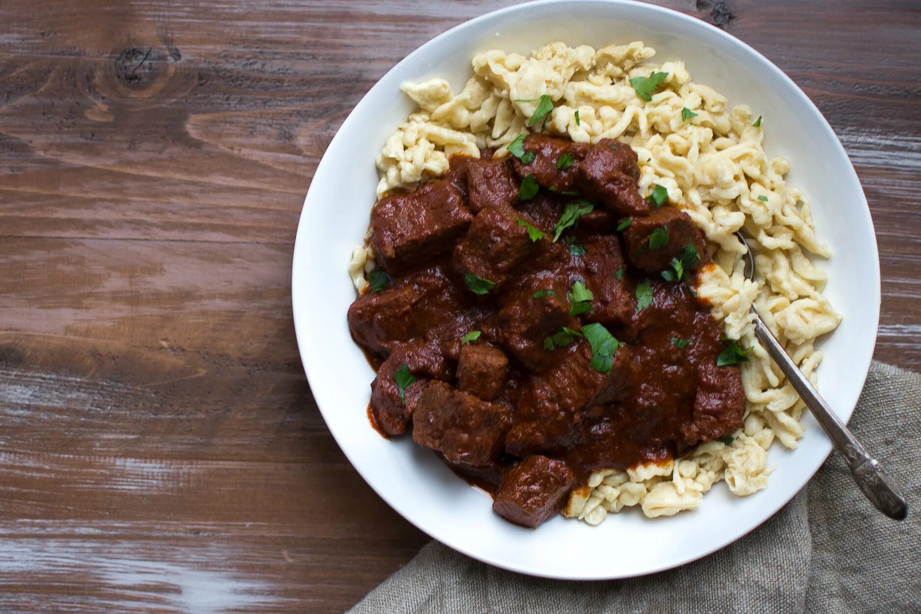 Гуляш из говядины мясо есть. Beef Goulash. Гуляш с макаронами. Гуляш из говядины с макаронами. Гуляш и говядины с макаронами.