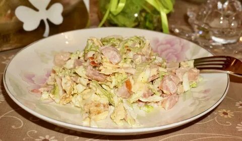 Салат из капусты с копченым сыром