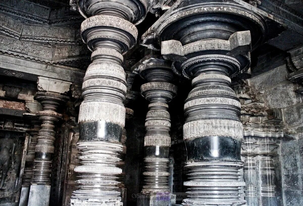 Колонна в прошлом 5. Храм Хойсалешвара Индия колонны. Колонны древних храмов Индии. Базальтовый колонны в индийском храме. Храм тысячи колонн в Индии.