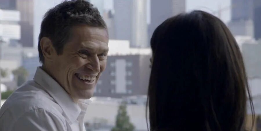 человек улыбается в профиль. уиллем дефо короткометражка улыбка. уильям дефо человек улыбка. человек улыбка полная. улыбающийся человек.