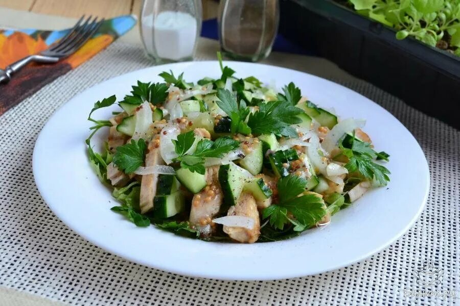 Зеленый салат с копченой курицей