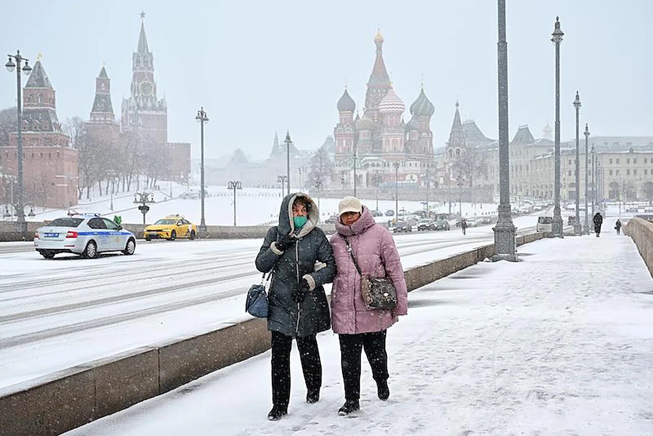 Погода в москве на 14 апреля. Москва сейчас. Снег в Москве. Снегопад в Москве. Апрель в Москве.