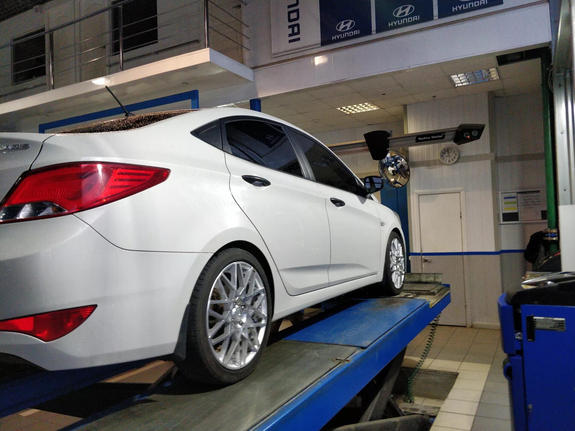 Солярис делаем. Hyundai solaris занижение -50. hyundai solaris 2015 занижение. солярис 2 -50. солярис -50 занижение.