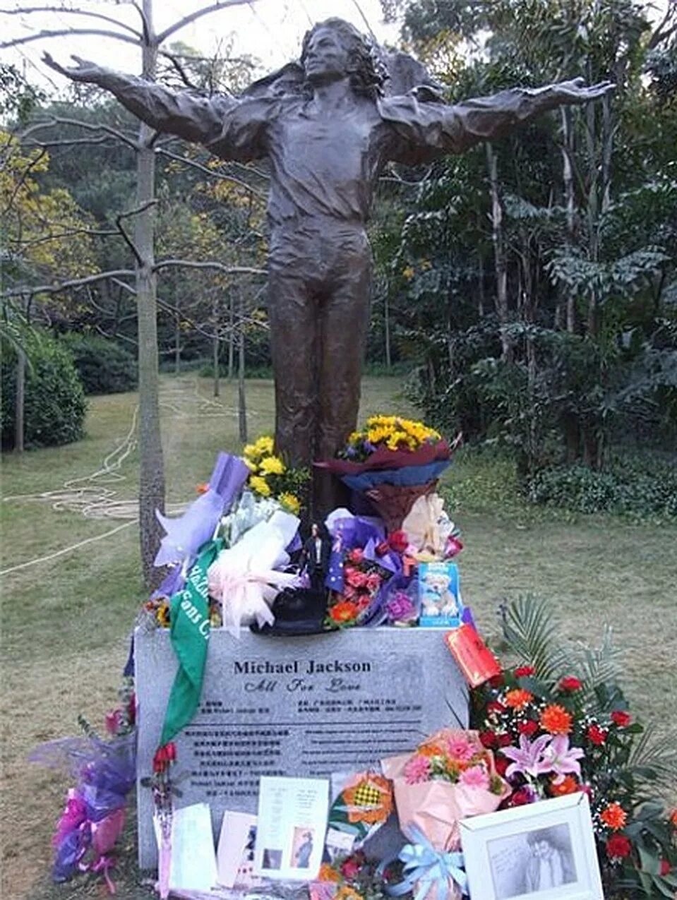 #MichaelJacksonstar 30 декабря 2006 года Майкл посетил похороны своего кумира, у