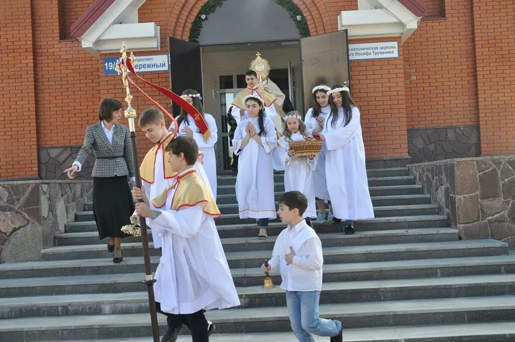 Католический праздник православный. Храм Иосифа труженика Сургут. Католические праздники. Католицизм праздники. Католический праздник в Италии.