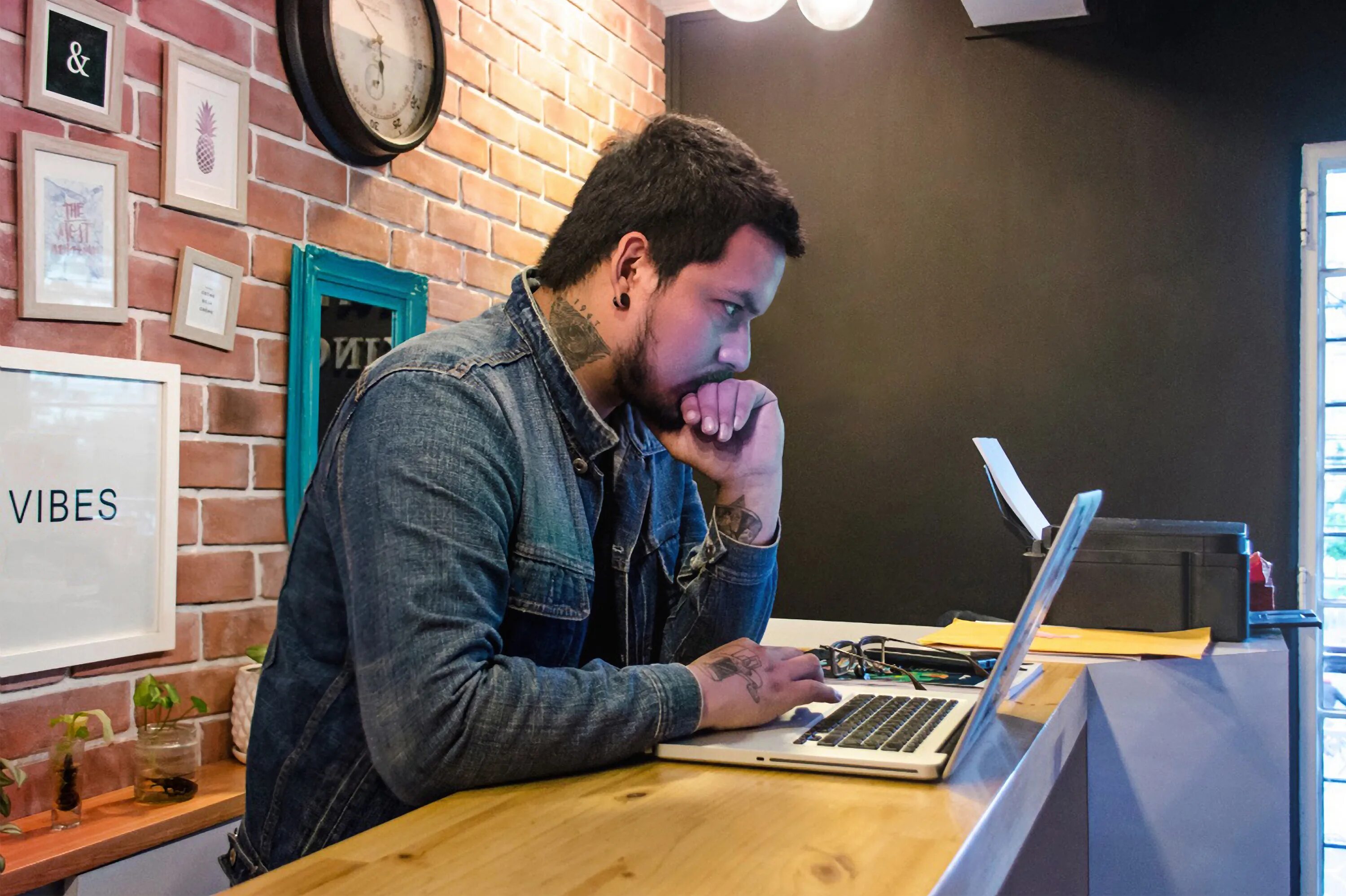 Арт директор. Арт-директор профессия. Арт директор в геймдеве. Креативный директор. Работа арт директор.